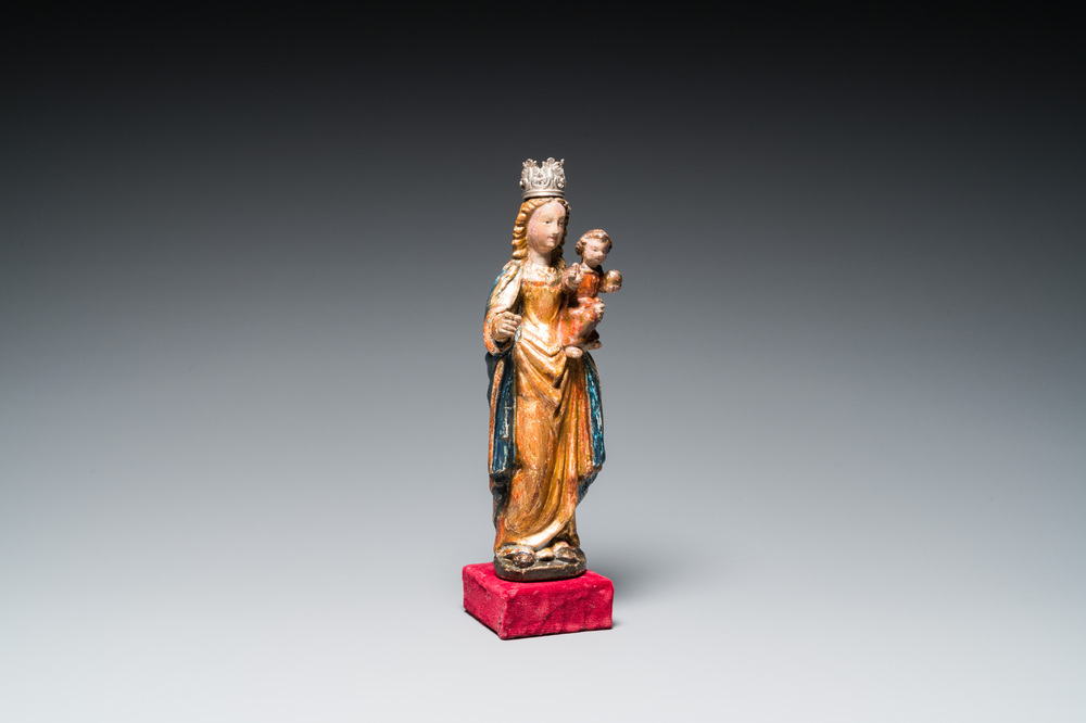 Une Vierge &agrave; l'Enfant en bois sculpt&eacute; et polychrom&eacute; dite 'Poup&eacute;e de Malines', Flandres, 1er quart du 16&egrave;me