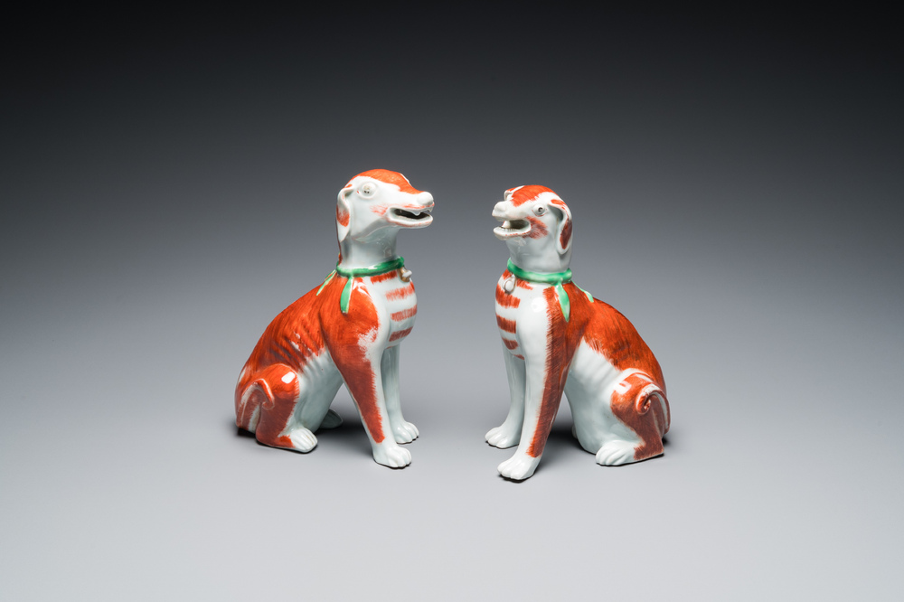 Paire de mod&egrave;les de chiens en porcelaine de Chine polychrome d'exportation, Qianlong