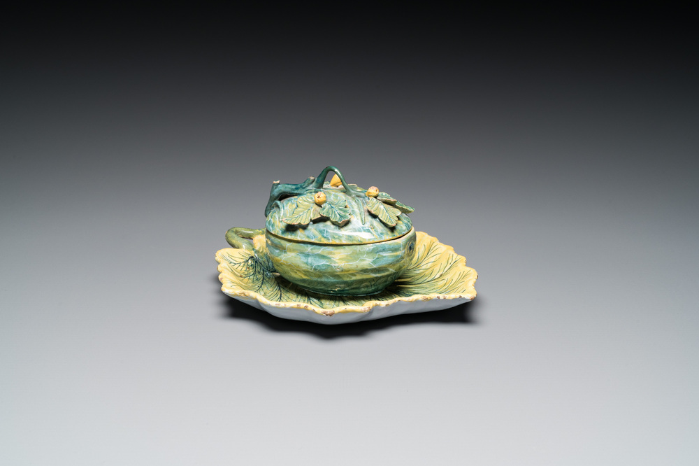 Terrine couverte en forme de melon sur son support en forme de feuille en fa&iuml;ence polychrome de Delft, 18&egrave;me
