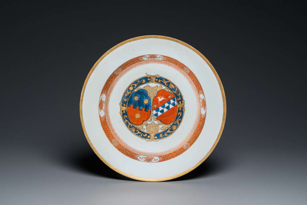 Een Chinese wapenschotel met blauw-wit, verguld en ijzerrood decor, Qianlong