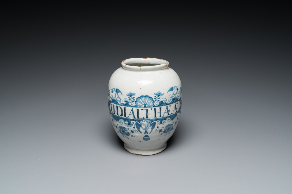 Een blauw-witte Engelse Delftware apothekerspot, wellicht Londen, 18e eeuw