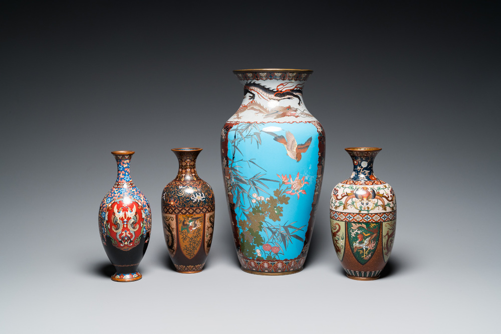 Vier Japanse cloisonn&eacute; vazen, Meiji, 19/20e eeuw