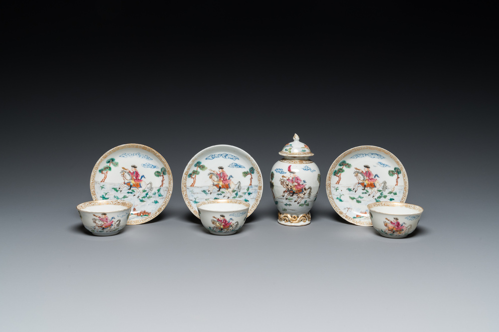 Trois tasses et soucoupes et une bo&icirc;te &agrave; th&eacute; couverte en porcelaine de Chine famille rose, Yongzheng/Qianlong