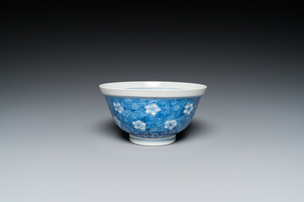 Een Chinese blauw-witte 'prunus op gebroken ijs' kom, Chenghua merk, Kangxi