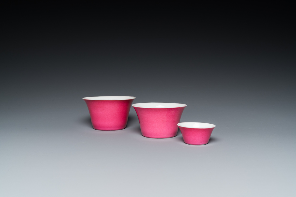 Drie Chinese monochrome roze kommen, Qianlong merk, 19/20e eeuw