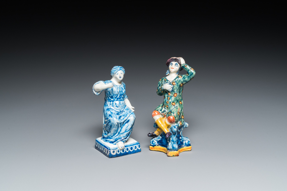 Un homme assis en fa&iuml;ence polychrome de Delft et une femme assise en bleu et blanc, 18&egrave;me