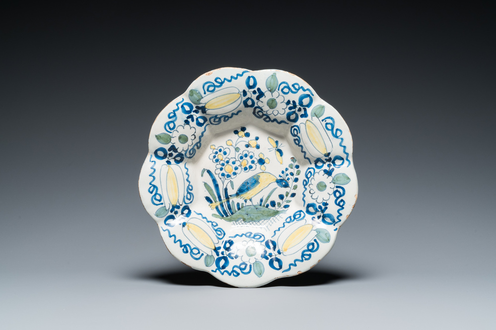 Plat lob&eacute; en fa&iuml;ence de Delft polychrome &agrave; d&eacute;cor d'un oiseau, fin du 17&egrave;me