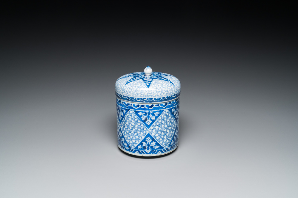 Een Chinese blauw-witte dekselpot, Kangxi