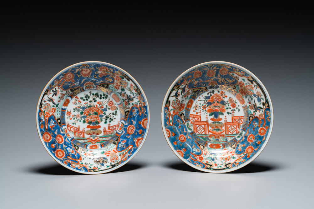 Een paar Chinese famille verte borden met 'Stanislas' decor, Kangxi
