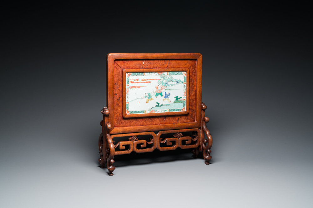 A Chinese famille verte plaque set in a partly huanghuali wooden table screen, Kangxi