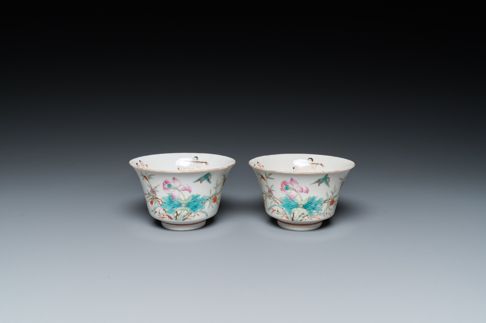 Twee Chinese famille rose kommen met erotisch decor, Kangxi merk, 19e eeuw
