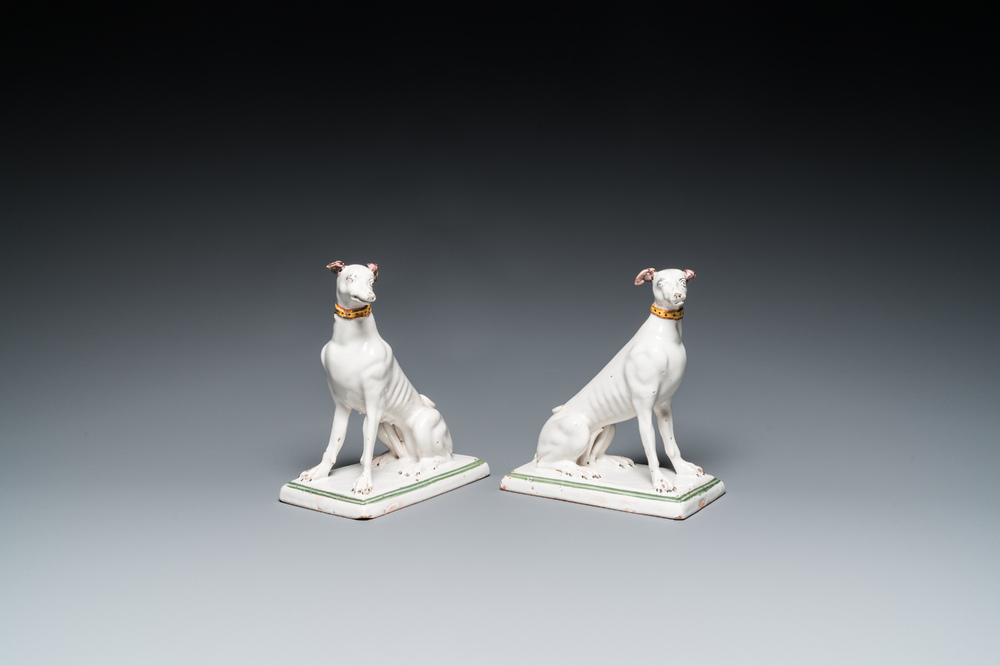 Paire de l&eacute;vriers en fa&iuml;ence polychrome de Bruxelles, 18&egrave;me