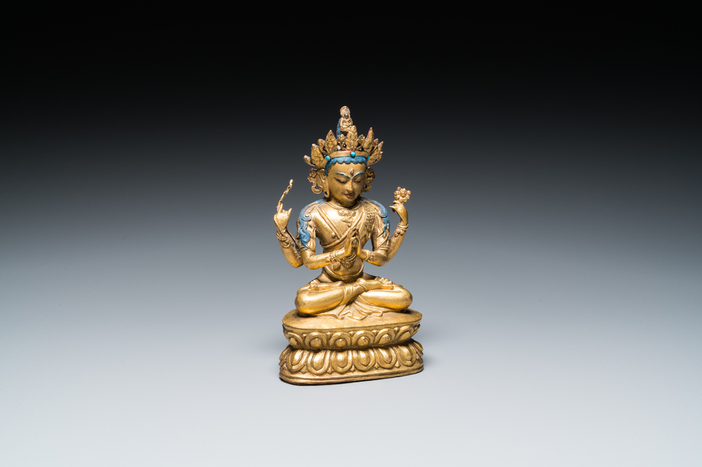 Een Sino-Tibetaanse vergulde bronzen Avalokitesvara, 17/18e eeuw