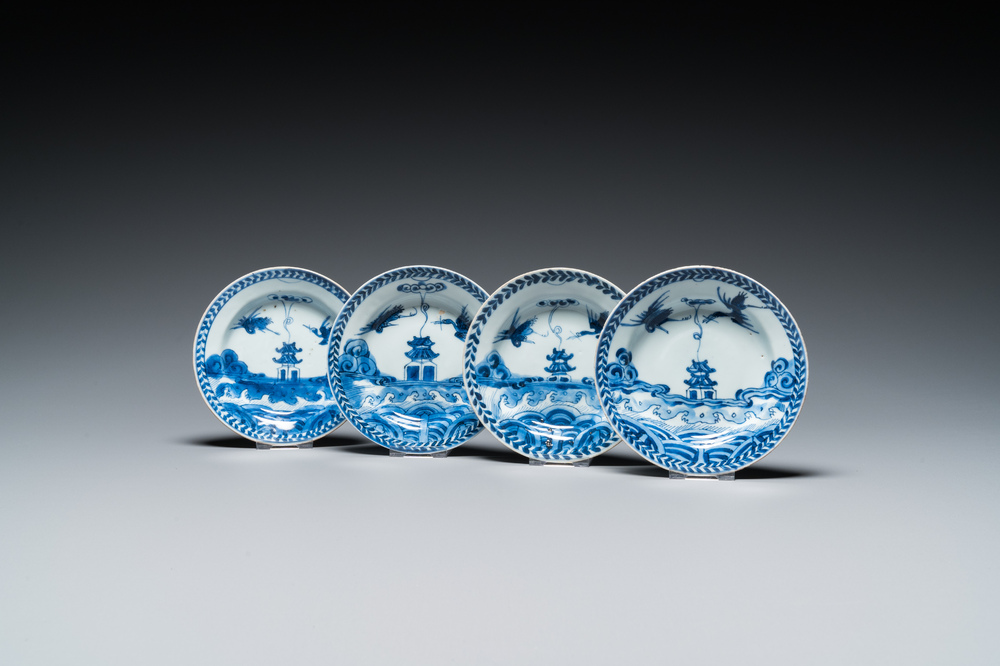 Vier Chinese blauw-witte schotels met vogels bij een pagode, ex-coll. Augustus de Sterke, Kangxi