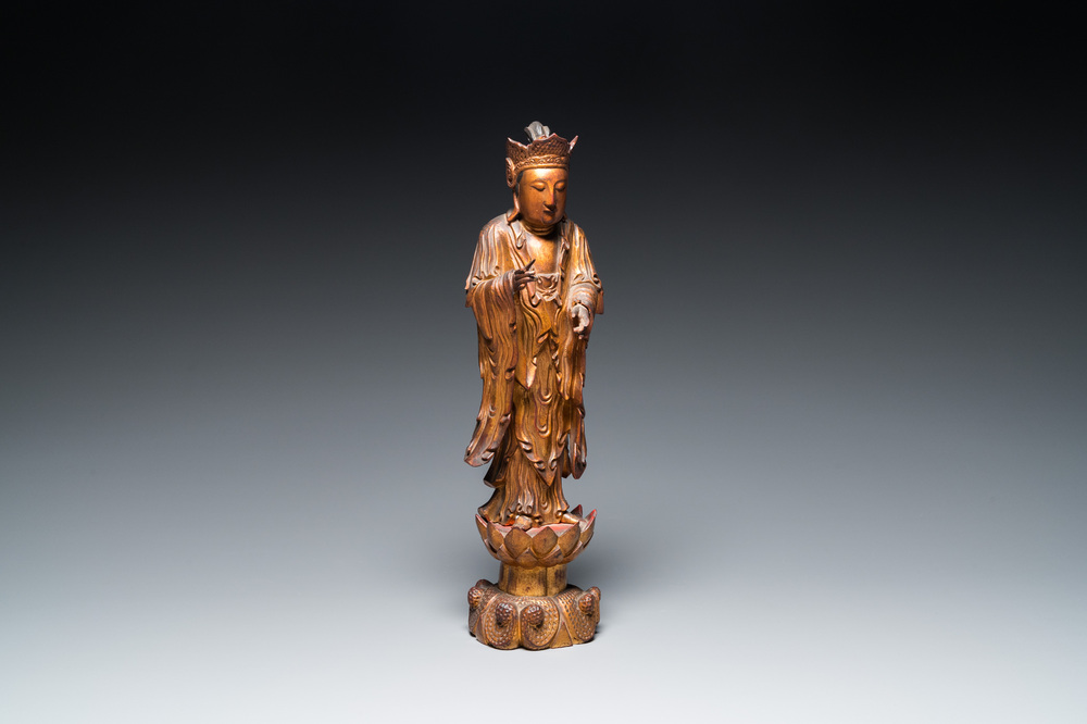 Sculpture d'un moine en bois laqu&eacute; et dor&eacute;, Chine, Qing