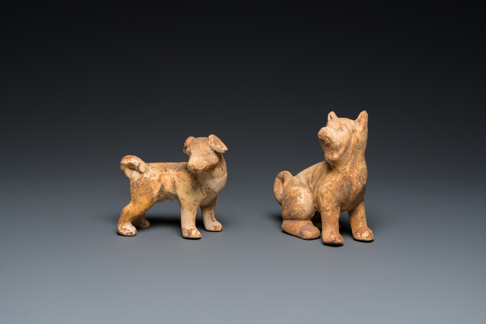 Deux mod&egrave;les de chiens en terre cuite polychrom&eacute;e de type 'mingqi', Chine, Han