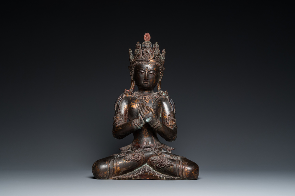 A large Sino-Tibetan gilt-lacquered bronze Budddha, 19/20th C.
