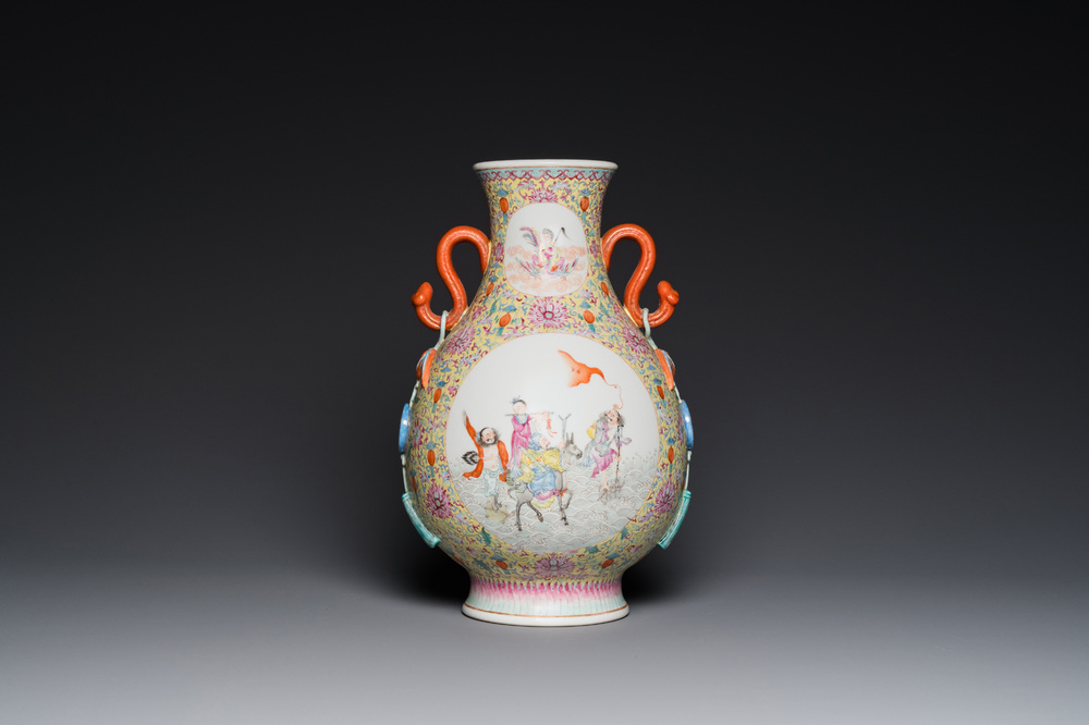 Een Chinese famille rose 'hu' vaas met decor van de 'acht onsterfelijken', Qianlong merk, Republiek