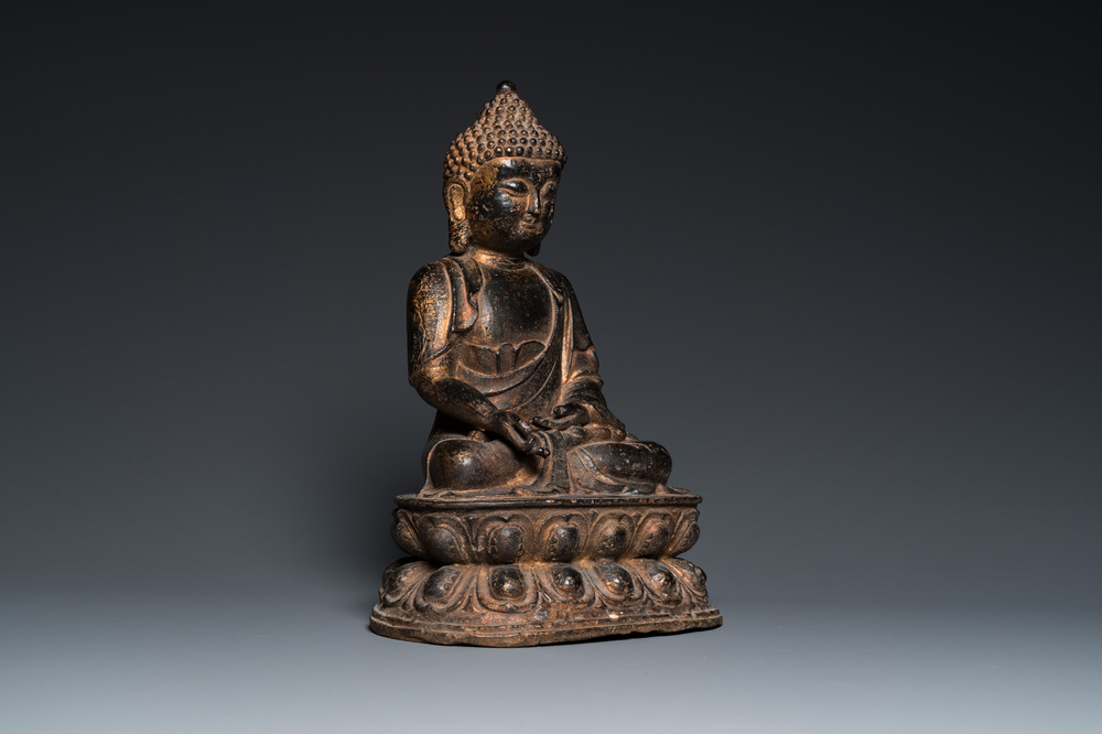 Een grote Chinese bronzen Boeddha met sporen van vergulding, Kangxi merk, Qing