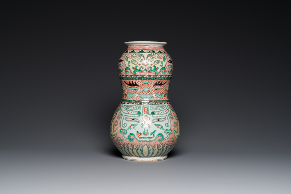 Een Chinese famille verte vaas met taotie maskers, Xuande merk, 19e eeuw