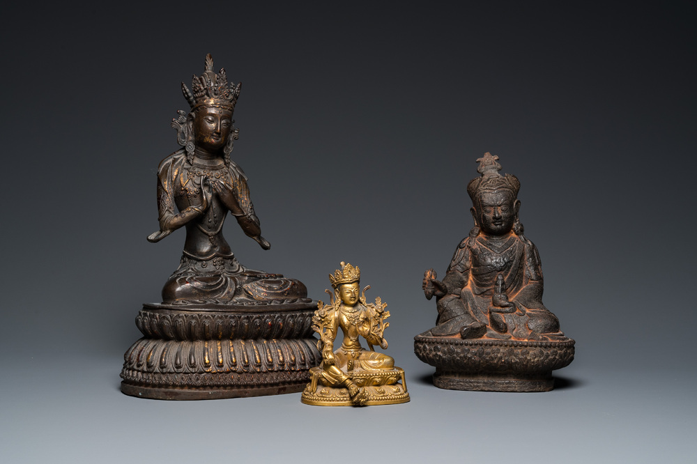 Deux bouddhas en bronze dor&eacute; et un en fer de fonte, Tibet, 19/20&egrave;me