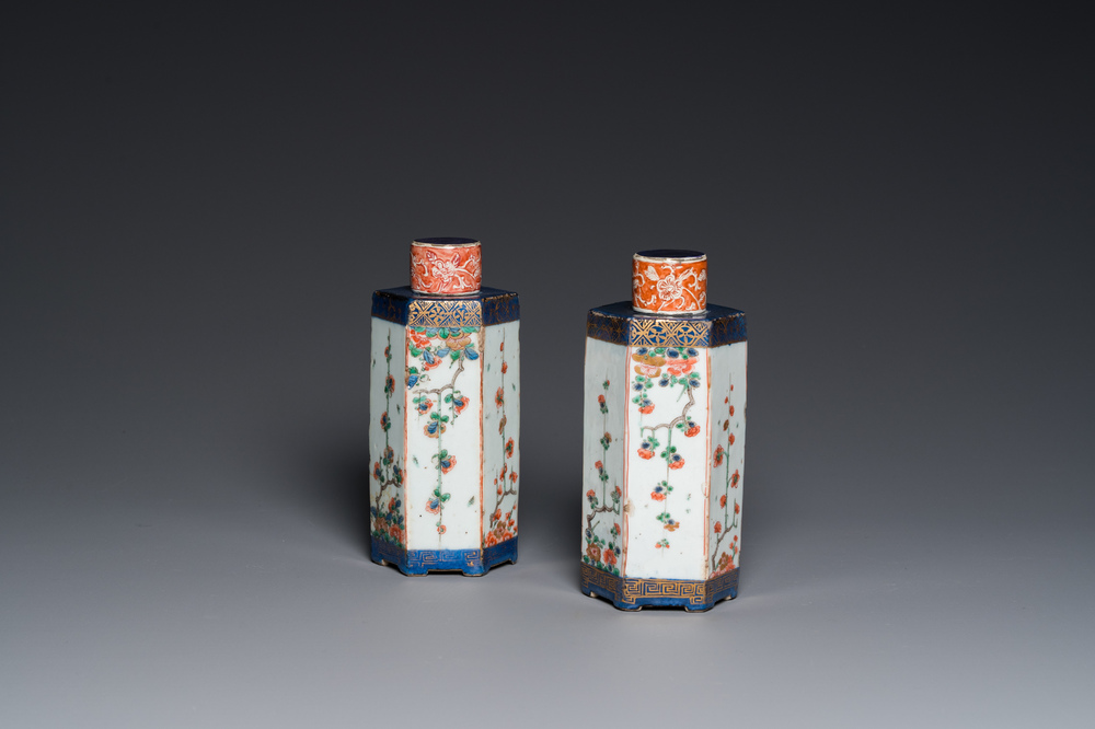 Een paar Chinese hexagonale famille verte theebussen, Kangxi
