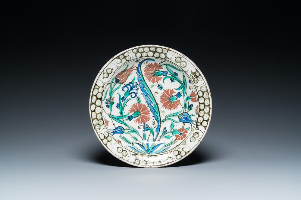 Een grote polychrome Iznik schotel met 'Saz' decor, Turkije, eind 16e eeuw
