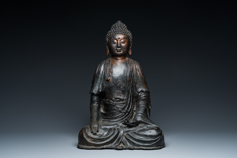 Een grote Sino-Tibetaanse bronzen Boeddha met sporen van vergulding, Ming