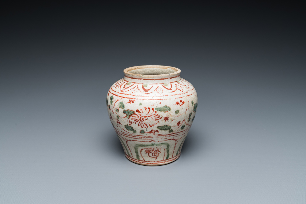 A Vietnamese or Annamese red- and green-enamelled jar with floral design, 14/15th C.