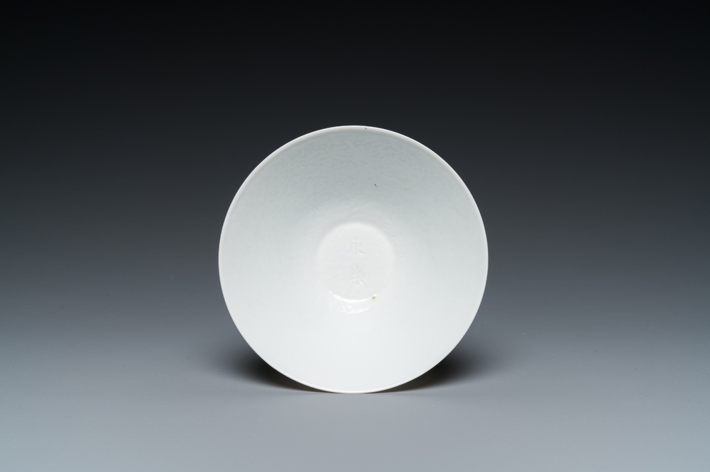 Een Chinese monochrome witte kom met anhua 'draken' decor, Yongle merk, Qing