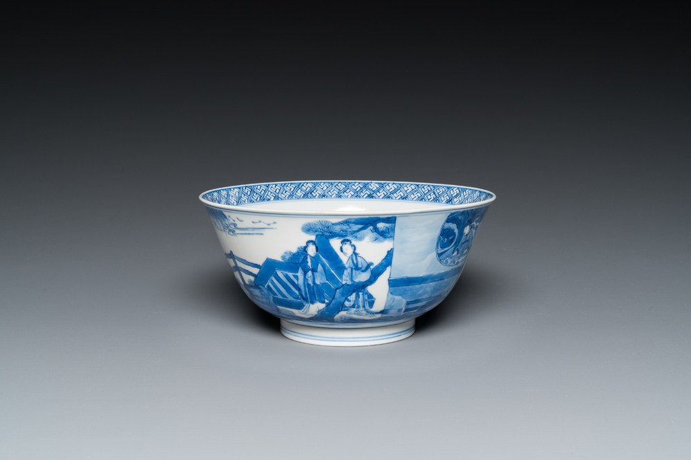 Een Chinese blauw-witte kom met verhalend decor, Kangxi merk en periode