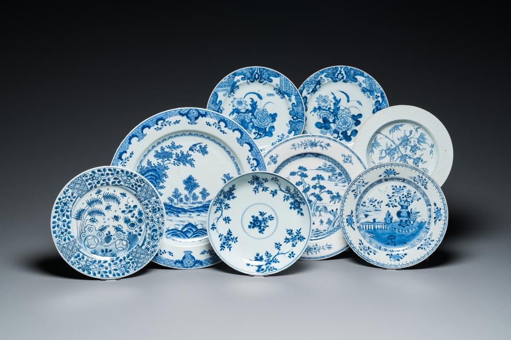 Een Chinese blauw-witte schotel en zeven borden met bloemen en landschappen, Kangxi/Qianlong