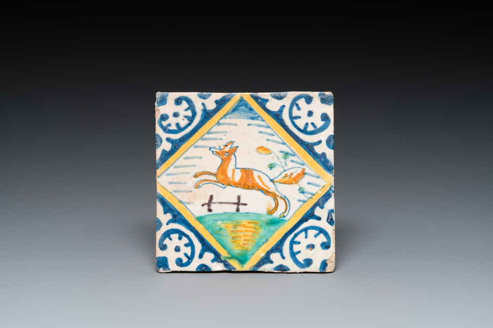 Carreau en majolique polychrome figurant un renard, Pays-Bas, ca. 1600