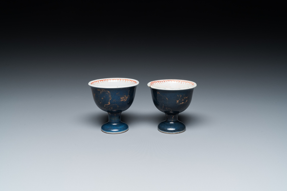Een paar Chinese poederblauwe stem cups met verguld decor, Kangxi