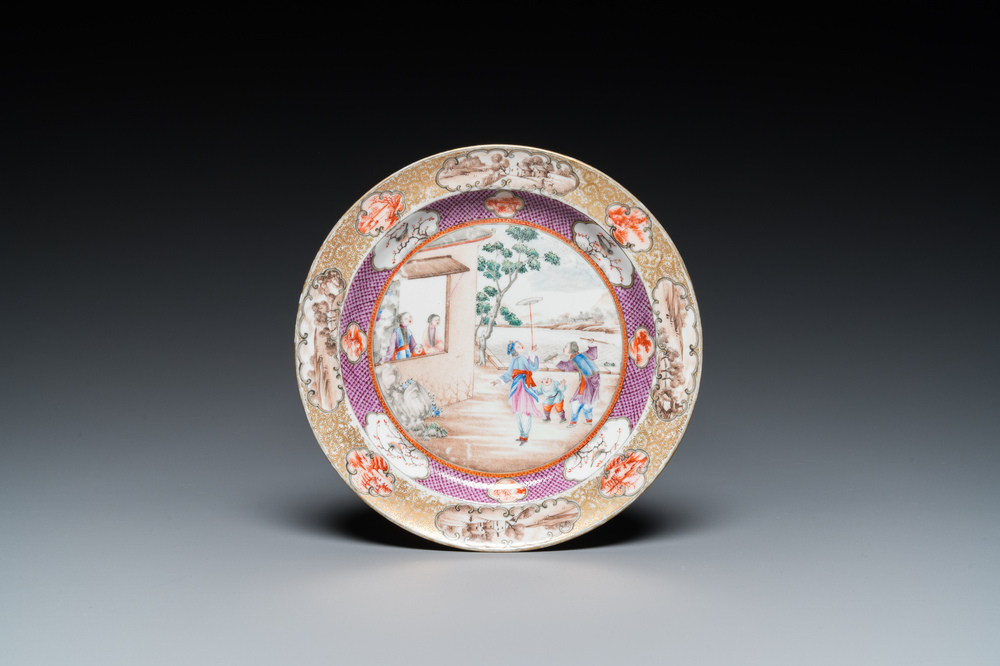 Een Chinees famille rose 'Rockefeller' bord met acrobaten, Jiaqing