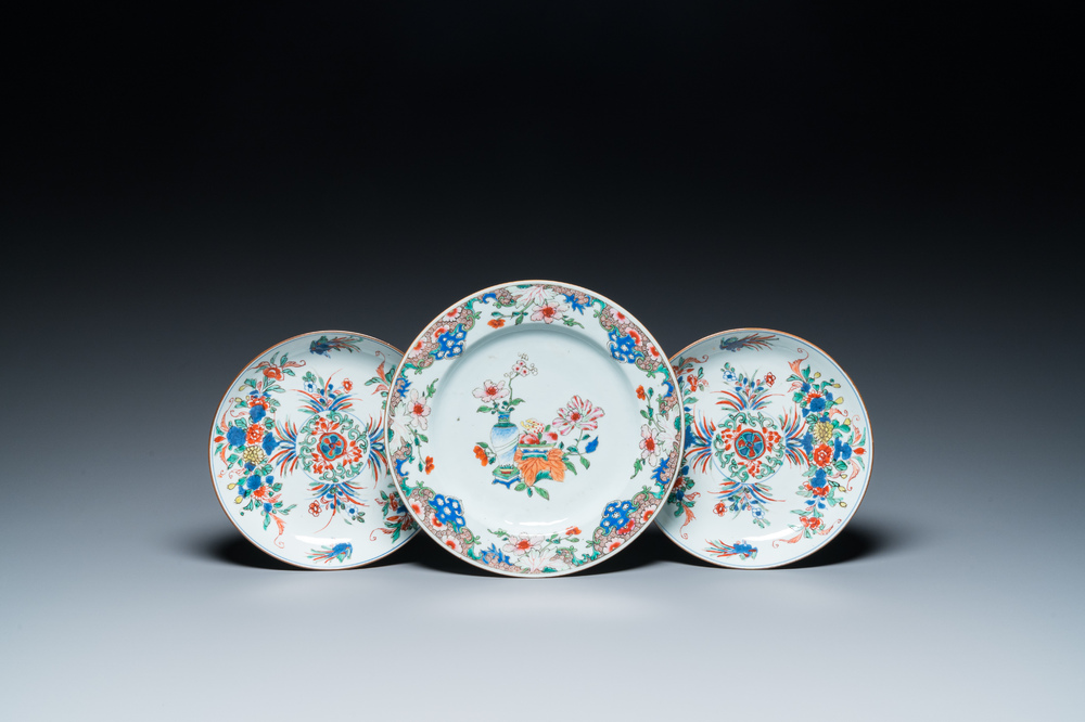 Un plat en porcelaine de Chine famille rose et une paire d'assiettes en famille verte, Kangxi/Qianlong