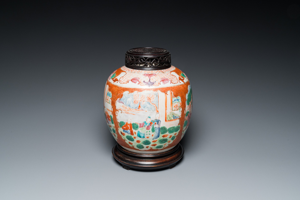 Pot en porcelaine de Chine famille rose &agrave; sujet mandarin au couvercle et socle en bois, Qianlong/Jiaqing