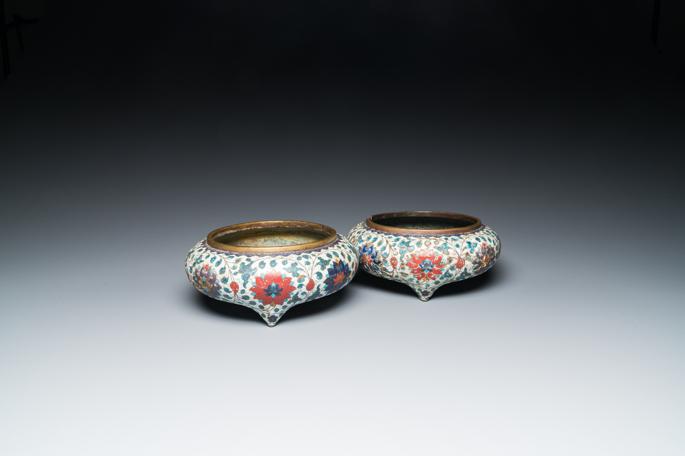 Een paar Chinese driepotige cloisonn&eacute; wierookbranders, Fang Ming merk, Qing