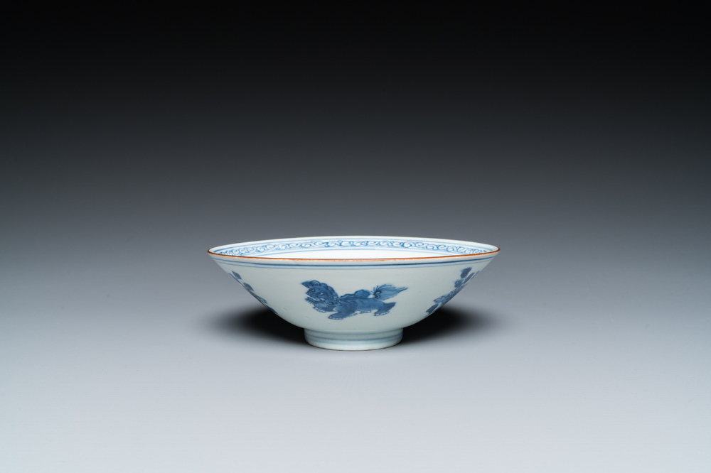 Een Chinese blauw-witte kom met boeddhistische leeuwen, Jiajing merk, Shunzhi