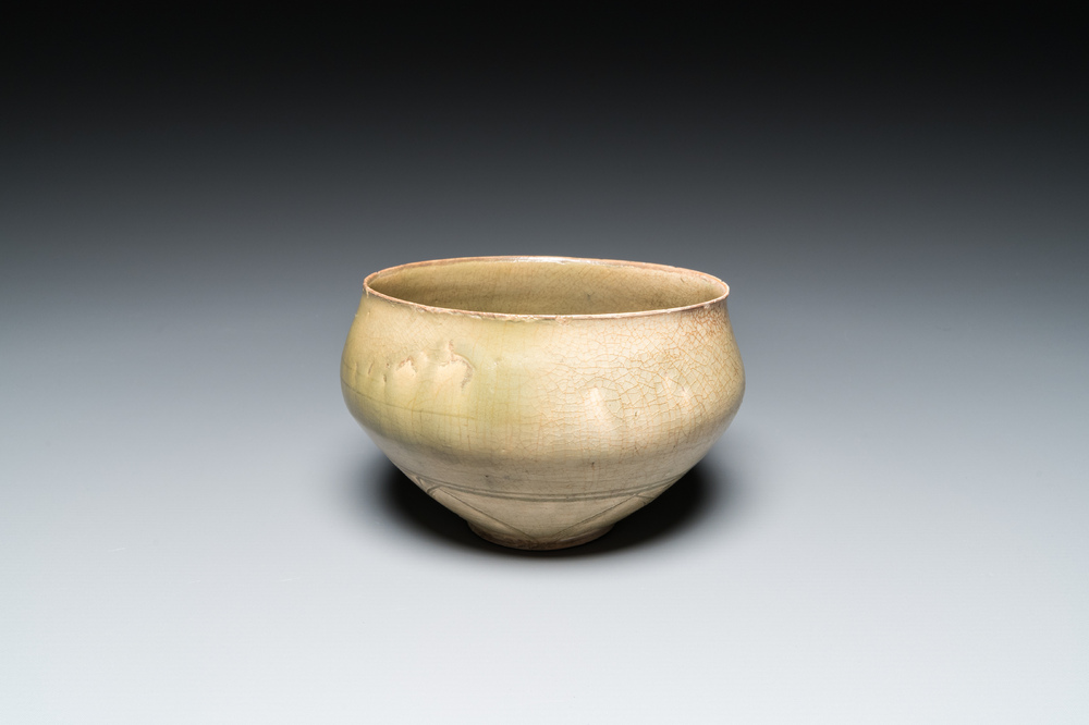 Een Chinese Yaozhou celadon 'lotus' kom, Song/Yuan