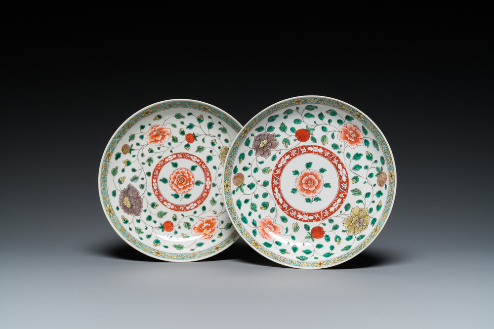 Een paar Chinese famille verte borden, Kangxi