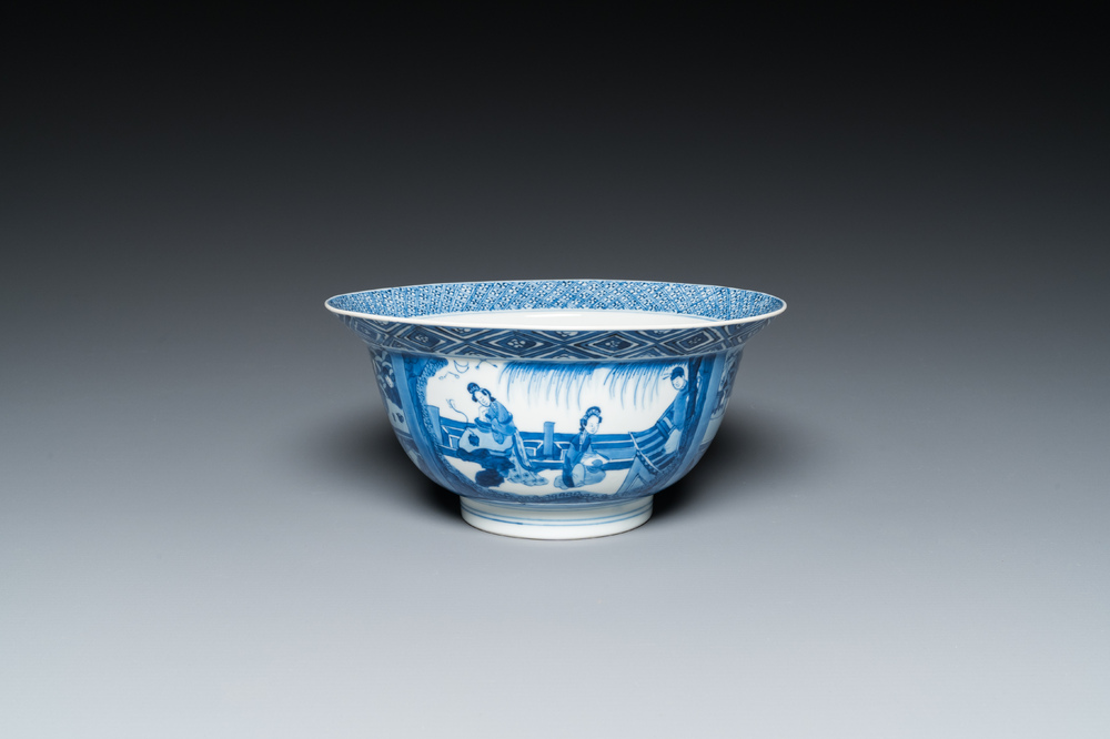 Een Chinese blauw-witte kom met verhalend decor, Kangxi merk en periode