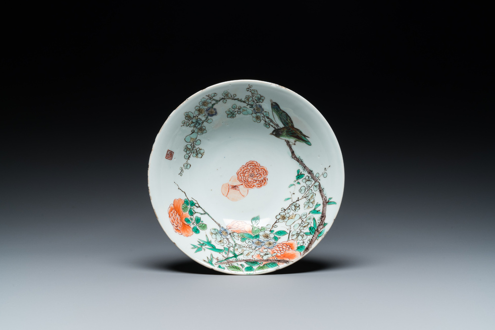 Een Chinese famille verte kom met twee eksters bij prunusbloesems, Kangxi