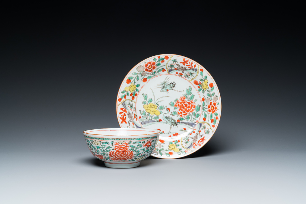 A Chinese famille verte 'cranes' plate and a 'peony scroll' bowl, Kangxi