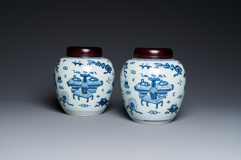 Een paar Chinese blauw-witte potten met decor van antiquiteiten, Kangxi