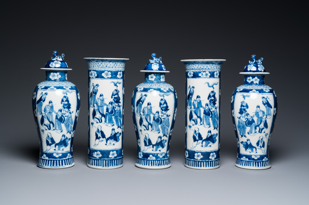 Een Chinees blauw-wit kaststel van vijf vazen, Kangxi merk, 19e eeuw