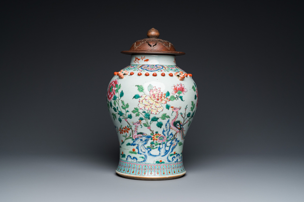 Een Chinese famille rose vaas met houten deksel, 19e eeuw