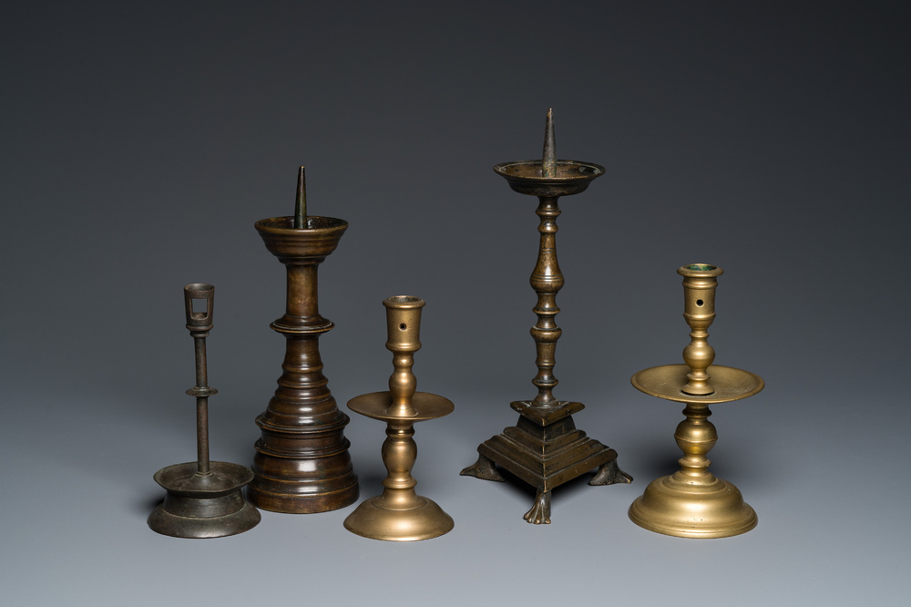 Cinq bougeoirs en bronze et cuivre, 16&egrave;me et post&eacute;rieur