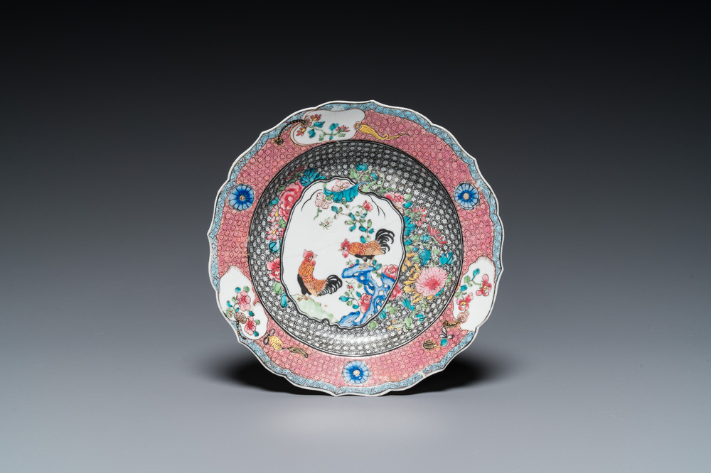 Assiette en porcelaine de Chine famille rose &agrave; d&eacute;cor de coqs, Yongzheng