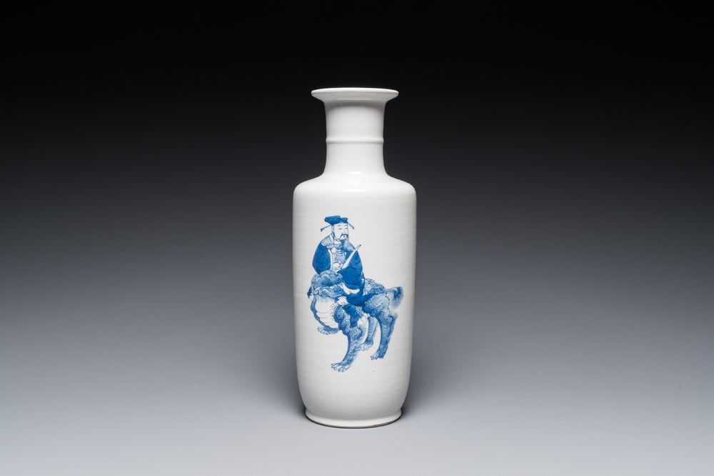 Een Chinese blauw-witte 'Sanxing' rouleau vaas, wellicht 19e eeuw